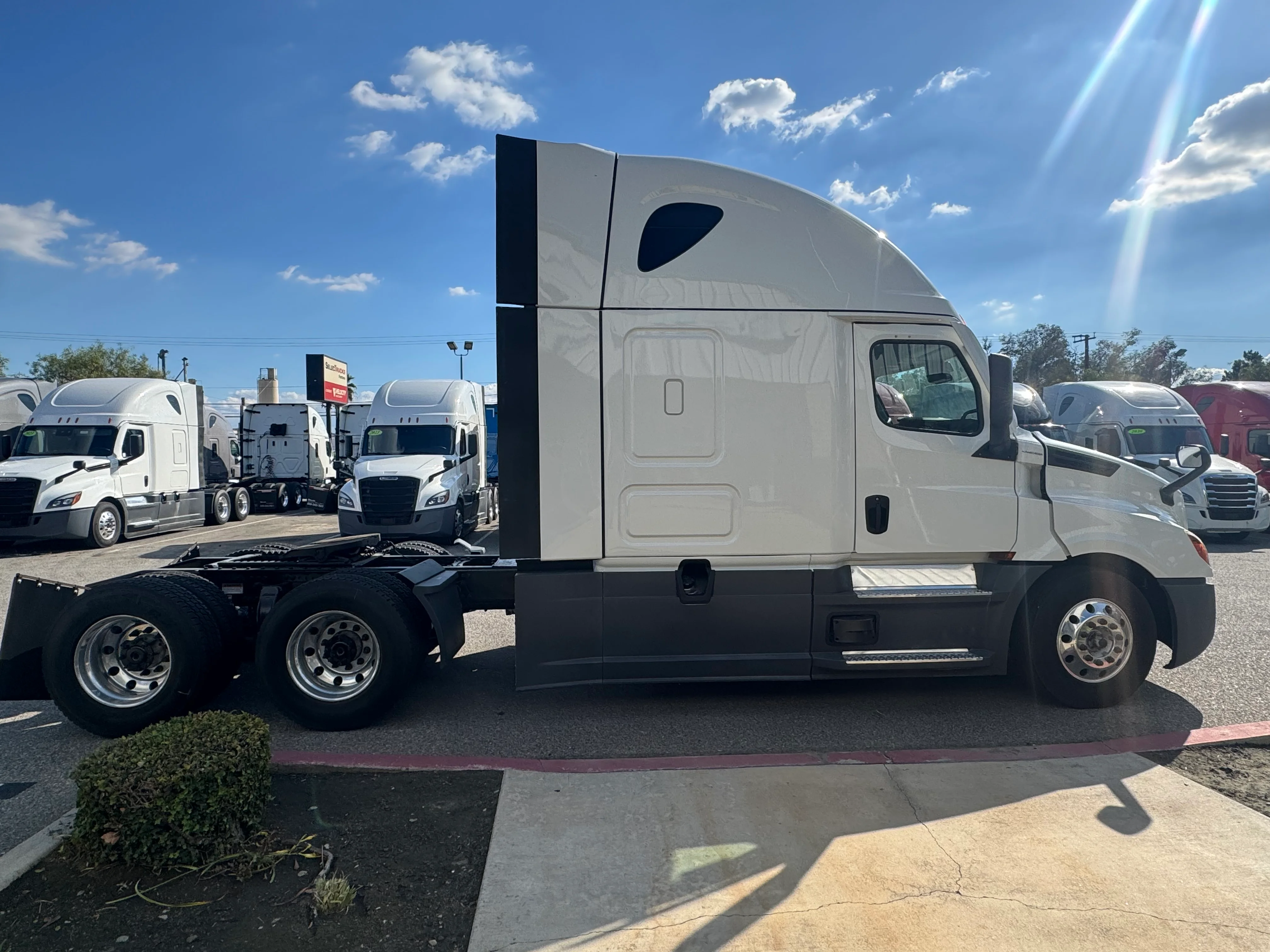 2023 Freightliner Cascadia in Fontana, CA — photo 7