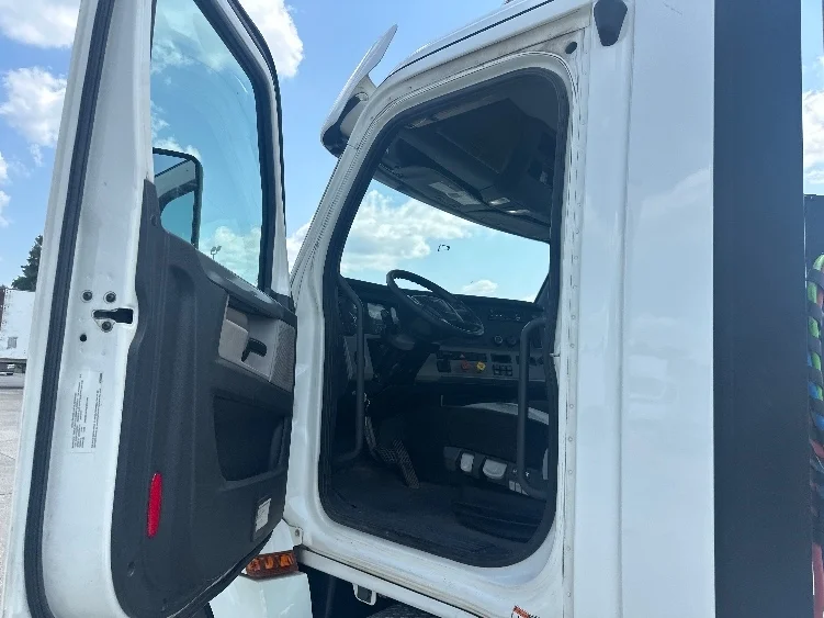 2020 Freightliner Cascadia in Hammond, LA — photo 9