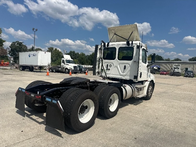 2020 Freightliner Cascadia in Hammond, LA — photo 7