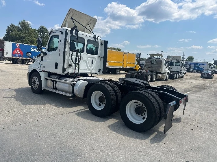 2020 Freightliner Cascadia in Hammond, LA — photo 5