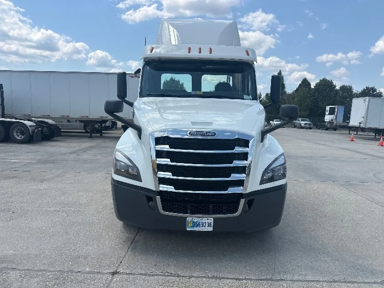 2020 Freightliner Cascadia in Hammond, LA — photo 2