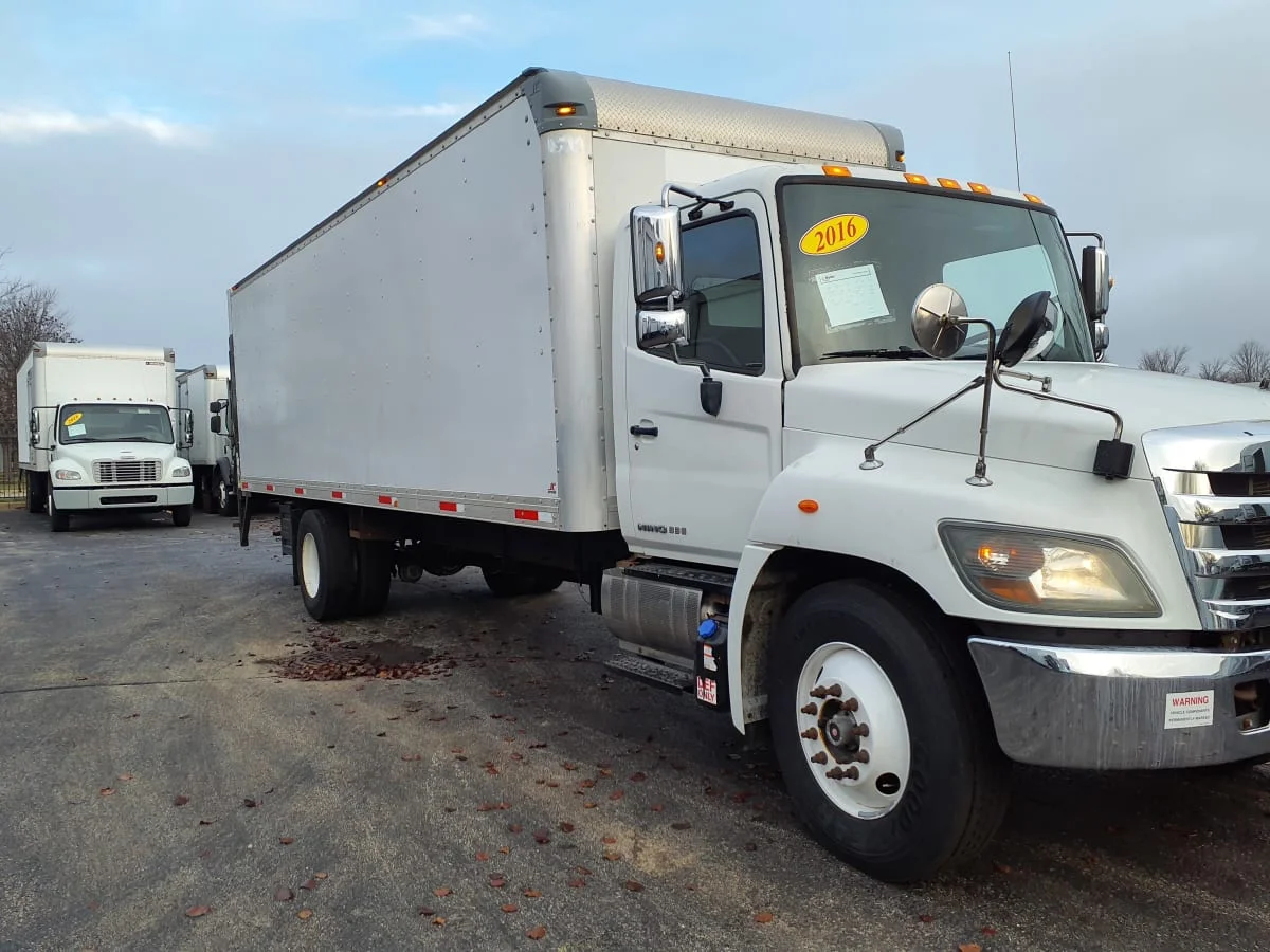 2016 Hino 338 - image 3