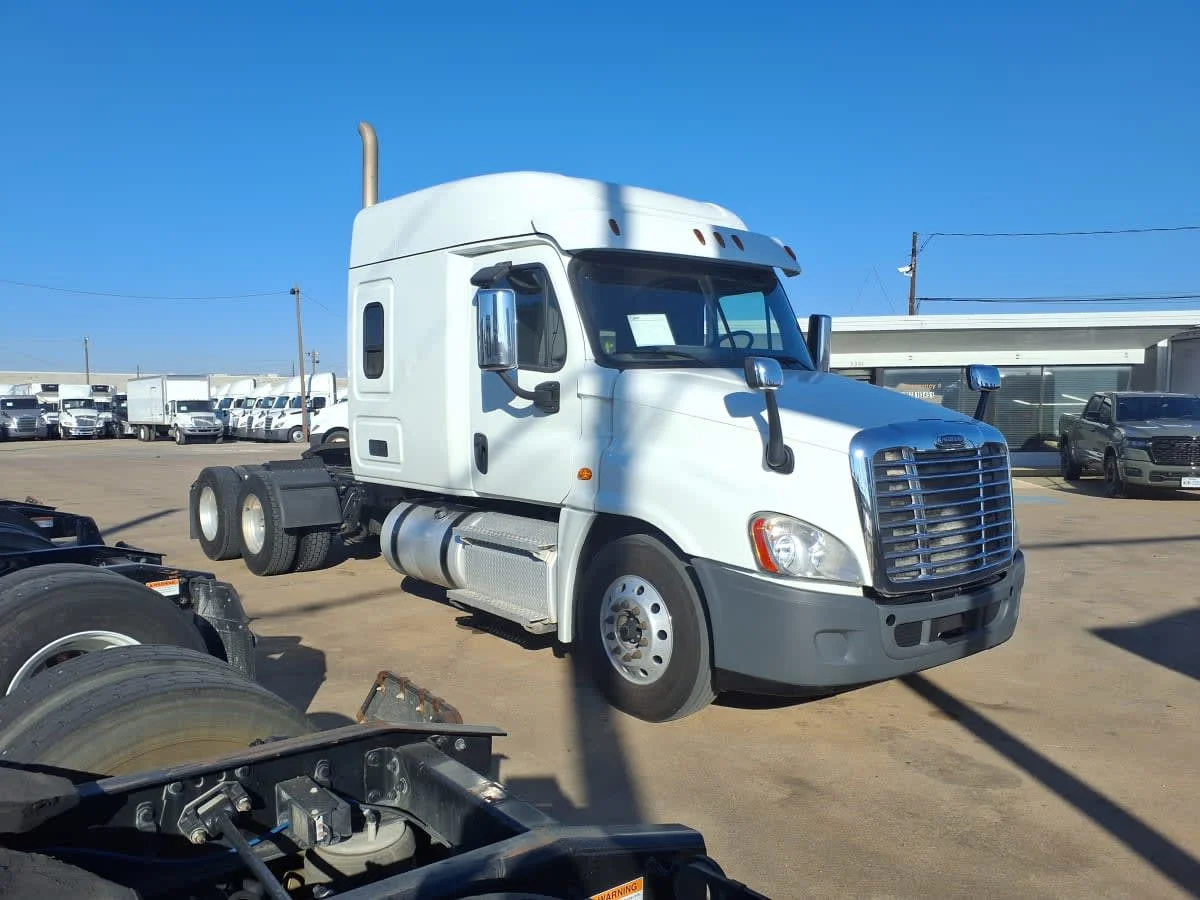 2020 Freightliner Cascadia in Dallas, TX — photo 3