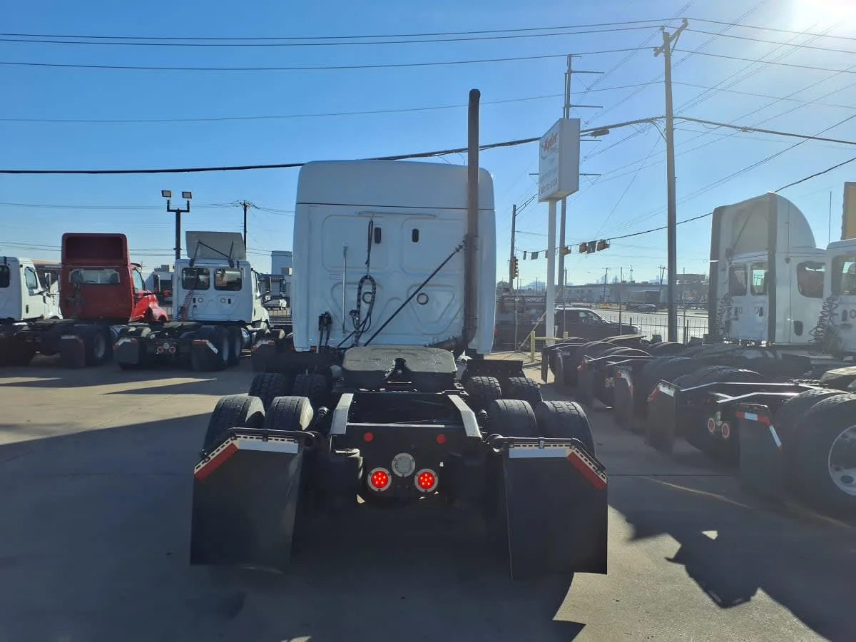 2020 Freightliner Cascadia in Dallas, TX — photo 5