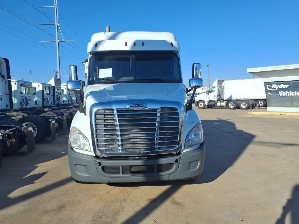 2020 Freightliner Cascadia in Dallas, TX — photo 2