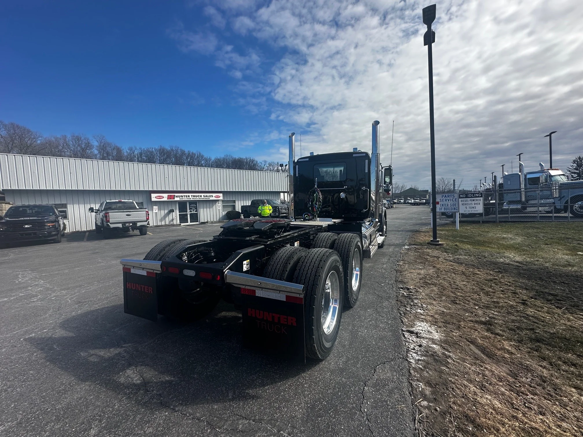 2027 Peterbilt 589 - image 8