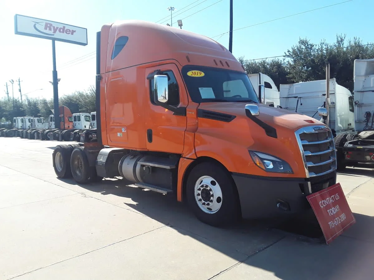 2019 Freightliner Cascadia - image 3