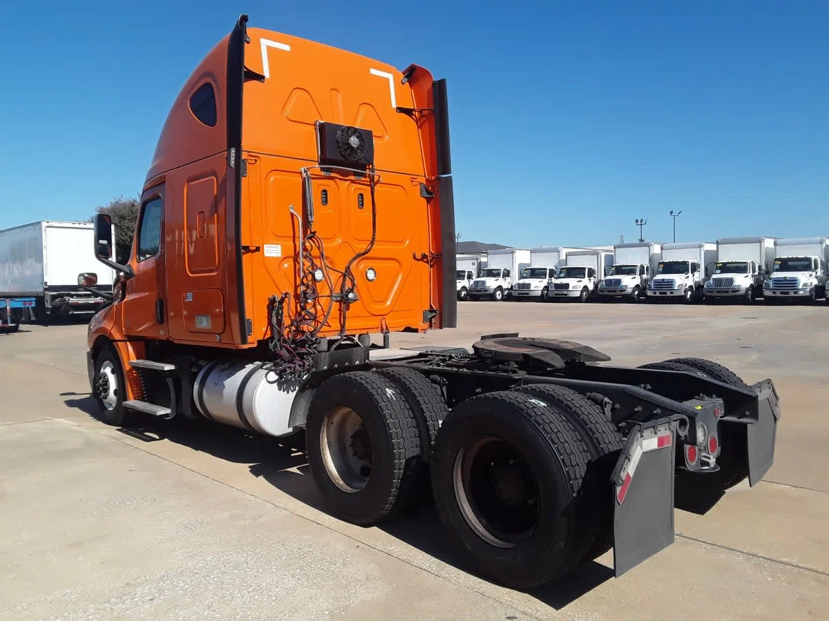 2019 Freightliner Cascadia - image 6