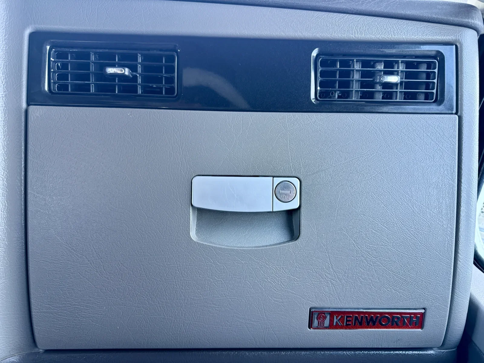 2020 Kenworth W900 - image 19