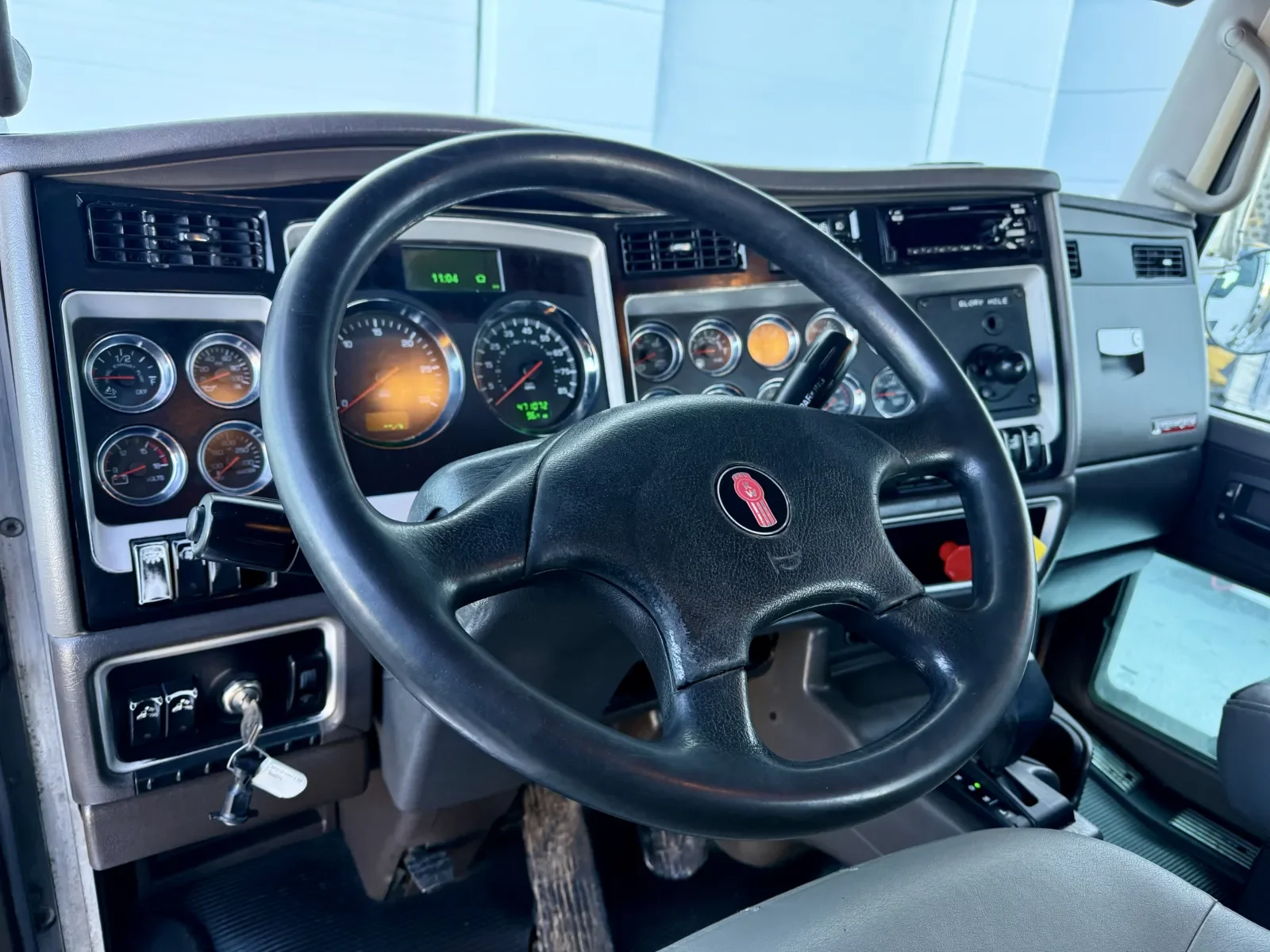 2020 Kenworth W900 - image 15