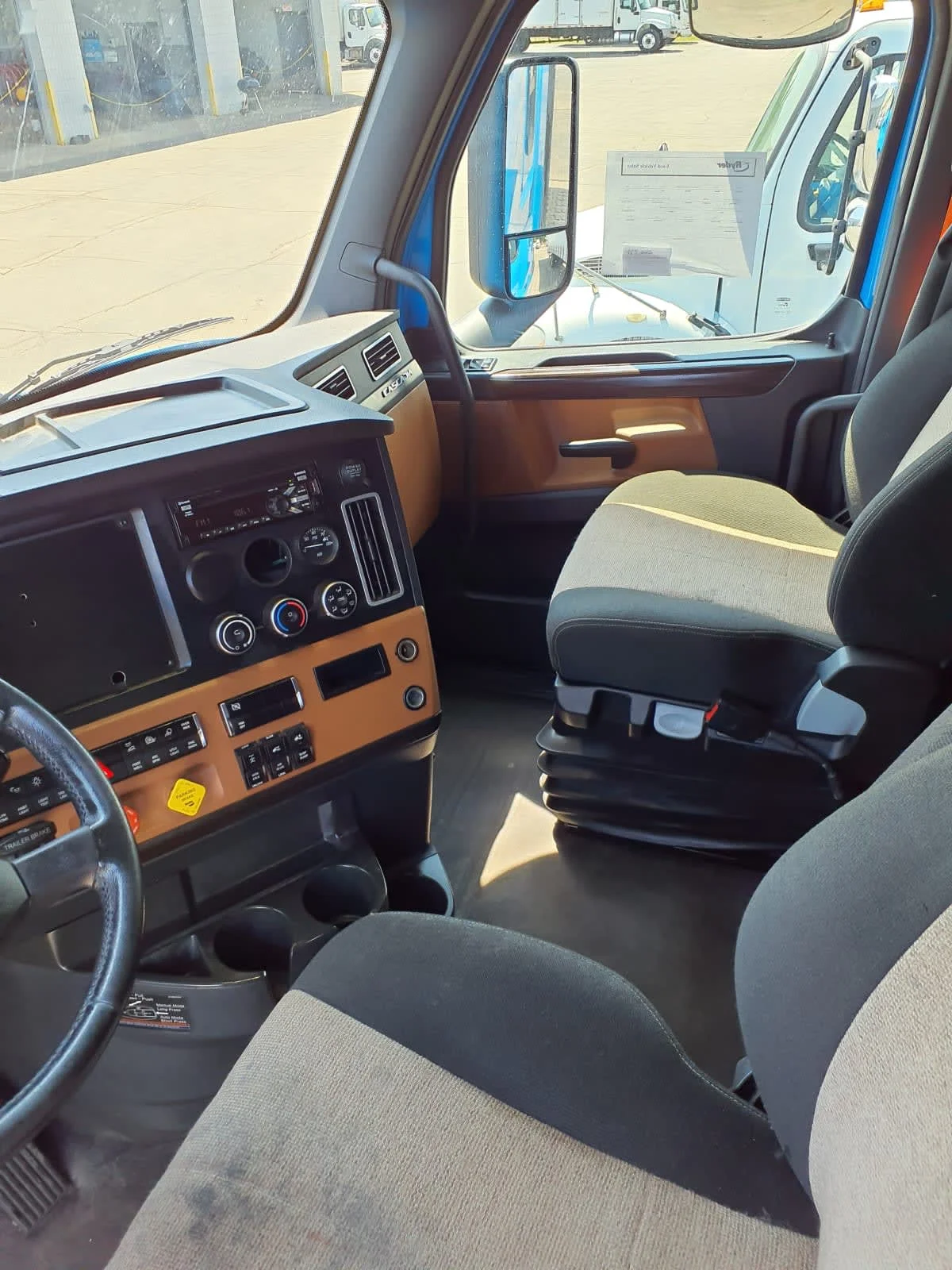 2020 Freightliner Cascadia in Oak Creek, WI — photo 7