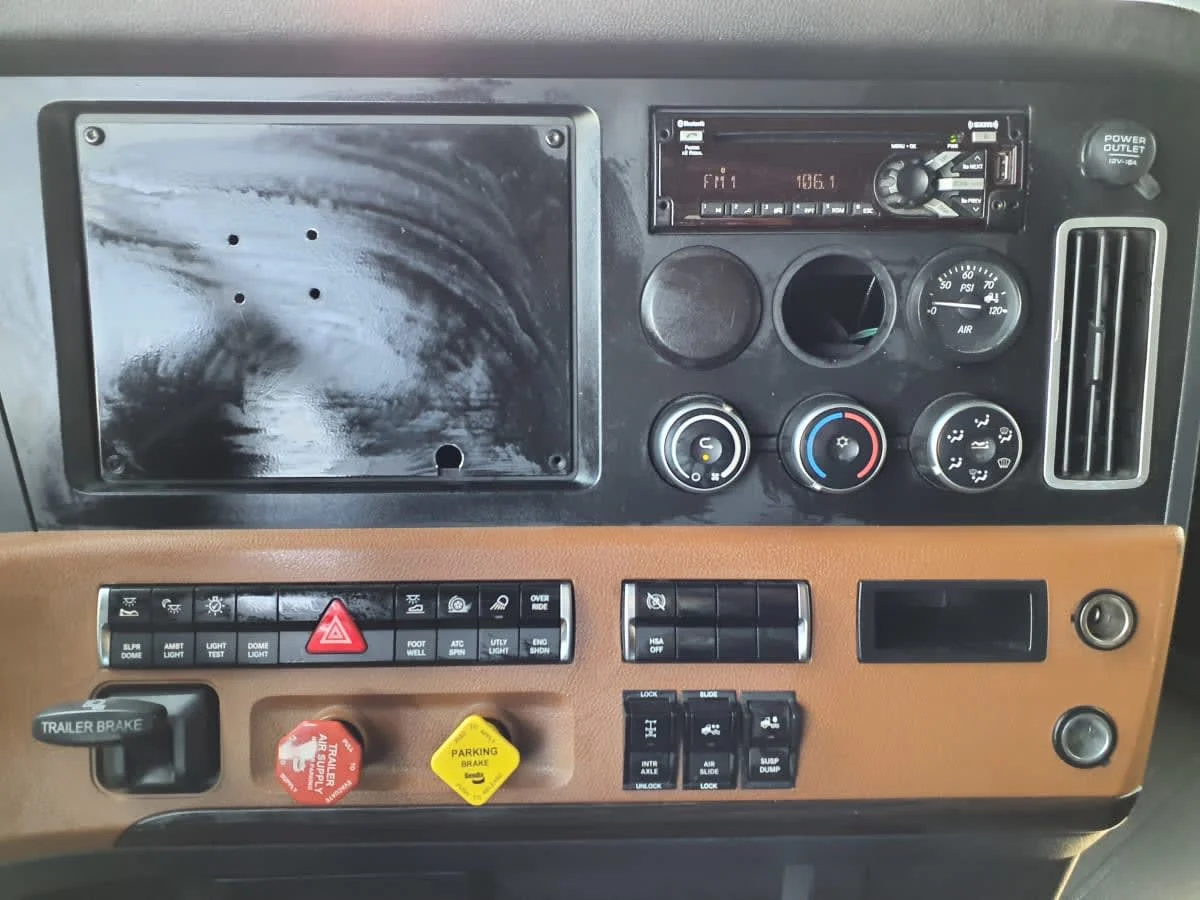 2020 Freightliner Cascadia in Oak Creek, WI — photo 11