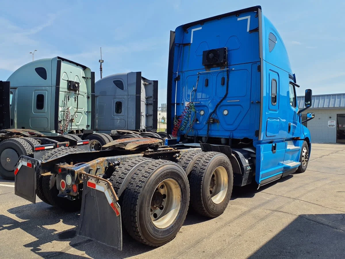2020 Freightliner Cascadia in Oak Creek, WI — photo 4