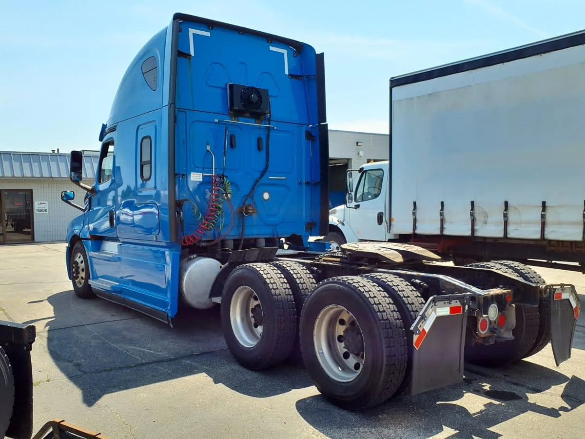 2020 Freightliner Cascadia in Oak Creek, WI — photo 6
