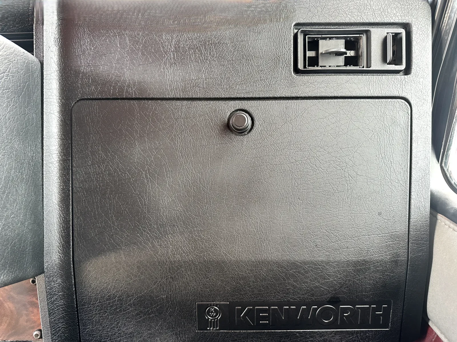 2000 Kenworth W900 in Greer, SC — photo 19