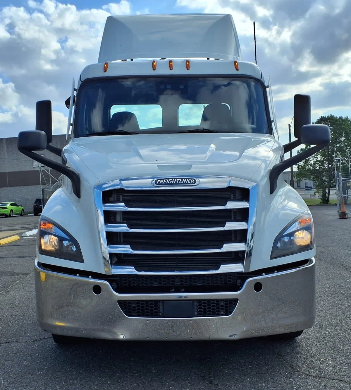 2020 Freightliner Cascadia in Memphis, TN — photo 2