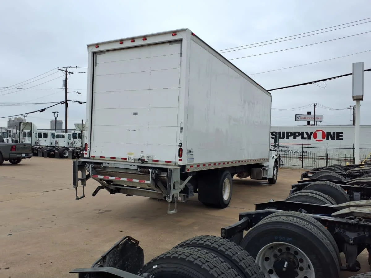 2019 Freightliner M2 106 in Houston, TX — photo 4