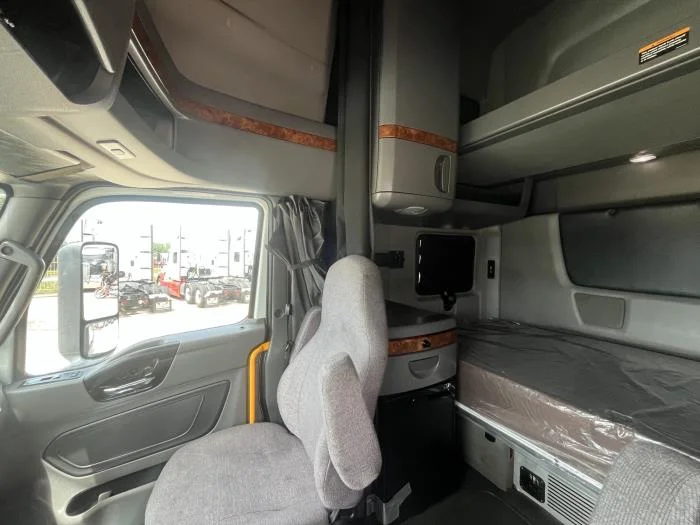 2021 International LT - image 13