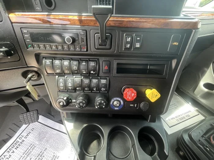 2021 International LT - image 18