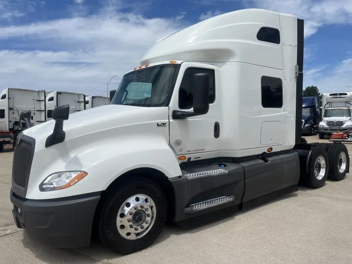 2021 International LT - image 2