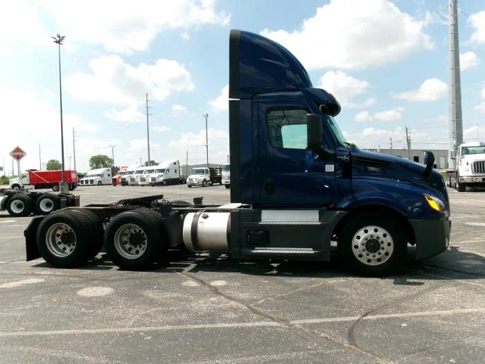 2022 Freightliner Cascadia — photo 7