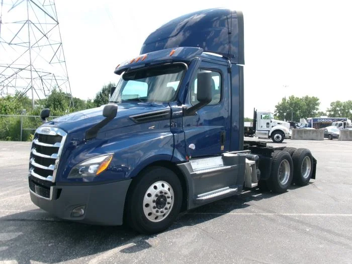 2022 Freightliner Cascadia — photo 2