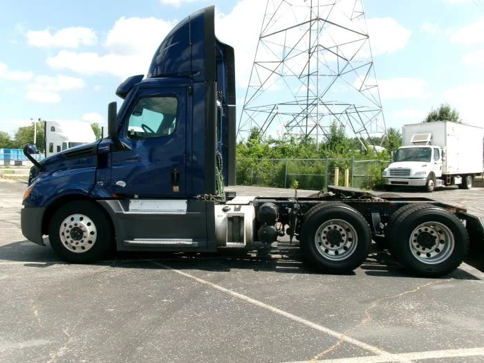 2022 Freightliner Cascadia — photo 6