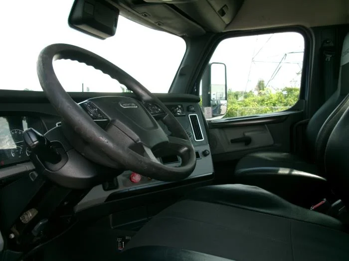2022 Freightliner Cascadia — photo 12