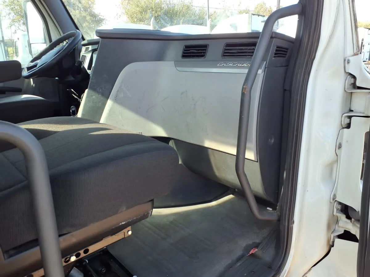 2020 Freightliner Cascadia - image 10