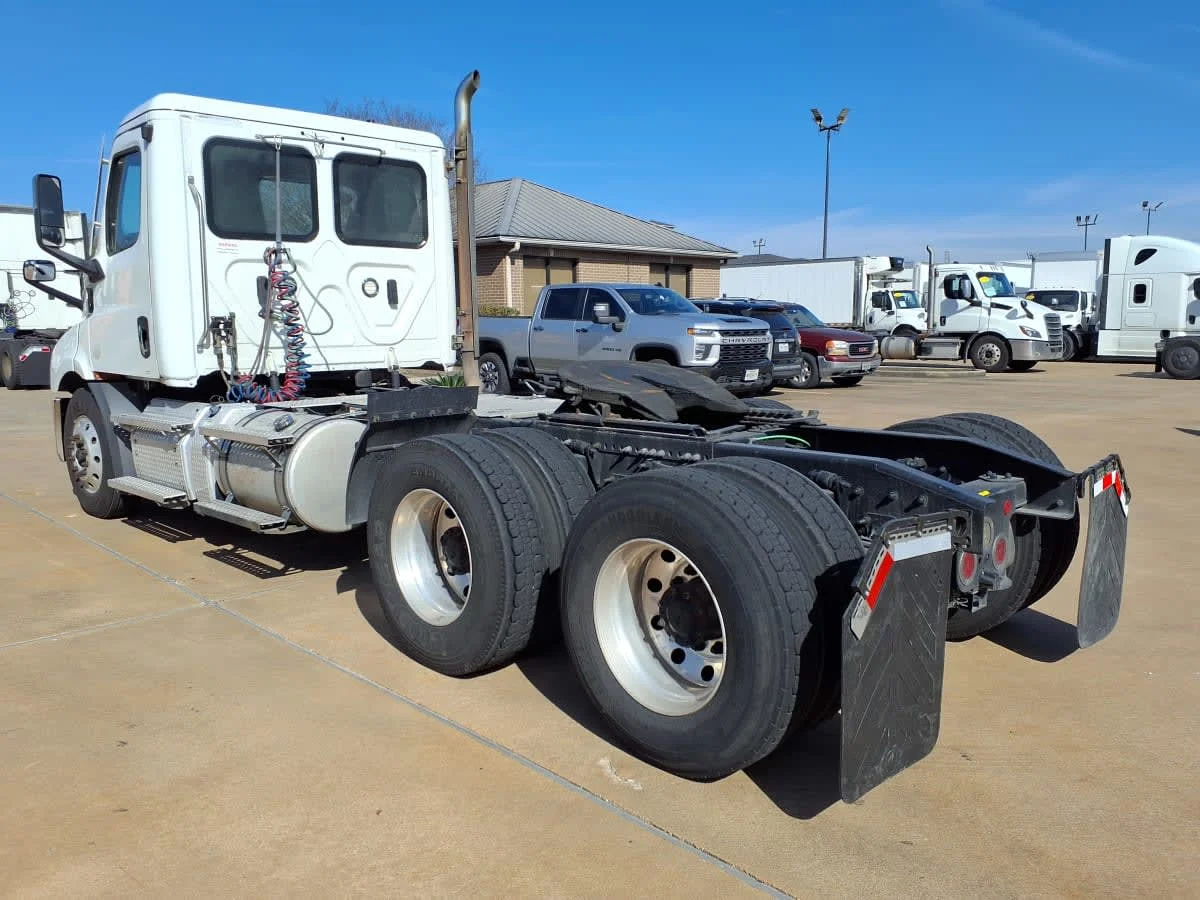 2020 Freightliner Cascadia - image 6