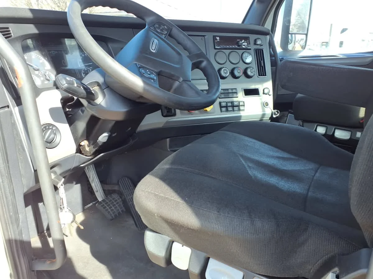 2020 Freightliner Cascadia in Houston, TX — photo 7