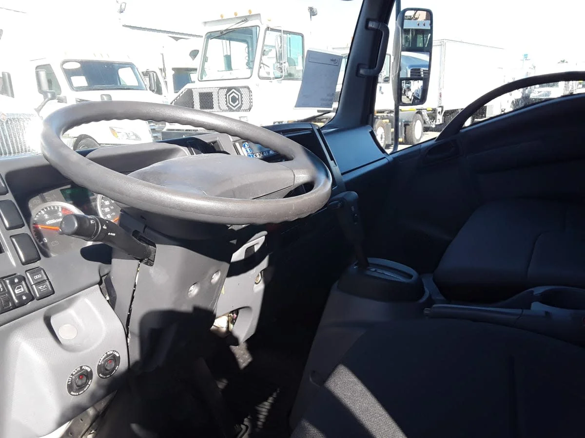 2019 Isuzu NRR - image 8