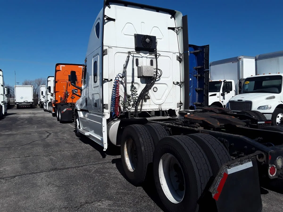 2021 Freightliner Cascadia in Bolingbrook, IL — photo 6