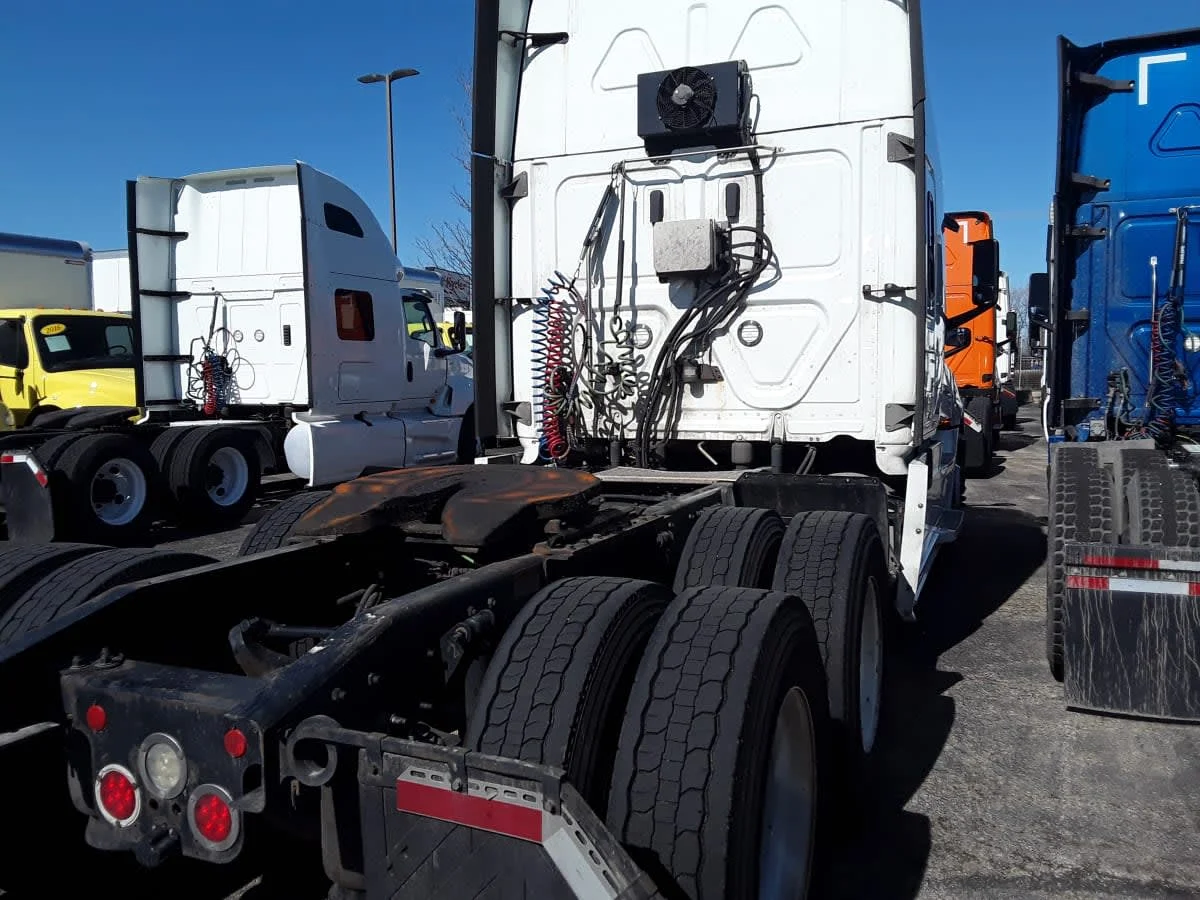 2021 Freightliner Cascadia in Bolingbrook, IL — photo 4