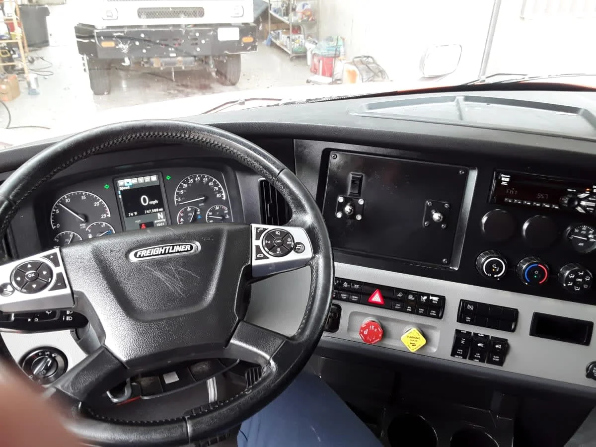 2020 Freightliner Cascadia in Kansas City, MO — photo 8