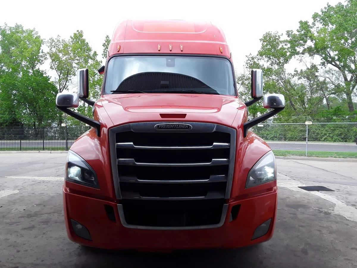 2020 Freightliner Cascadia in Kansas City, MO — photo 2