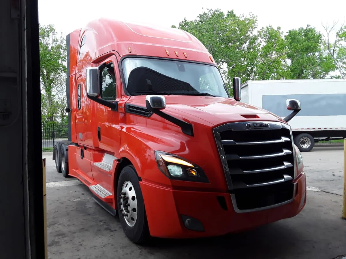 2020 Freightliner Cascadia in Kansas City, MO — photo 3