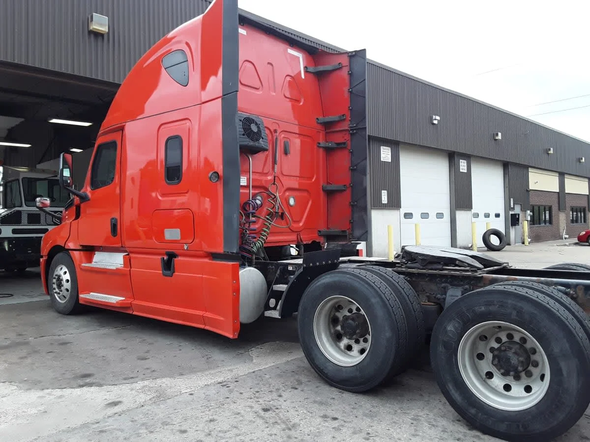 2020 Freightliner Cascadia in Kansas City, MO — photo 6