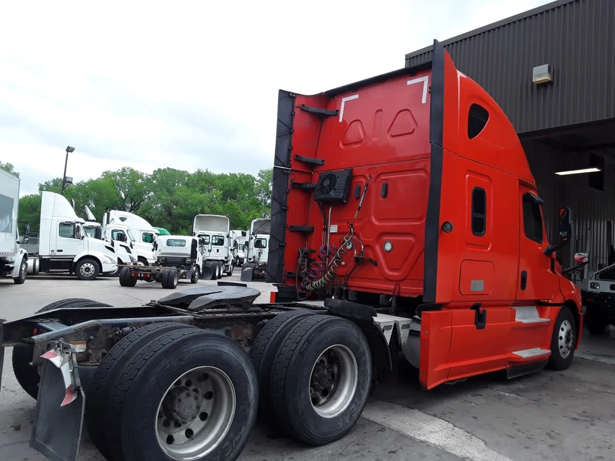 2020 Freightliner Cascadia in Kansas City, MO — photo 4