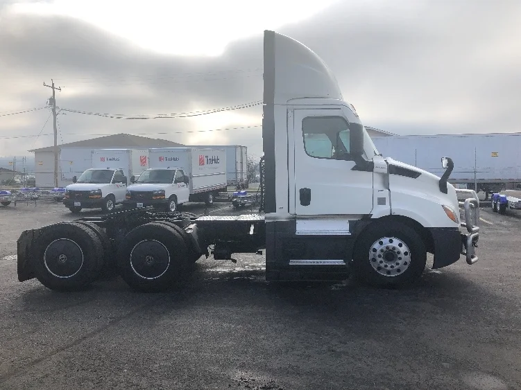 2021 Freightliner Cascadia in Clackamas, OR — photo 8