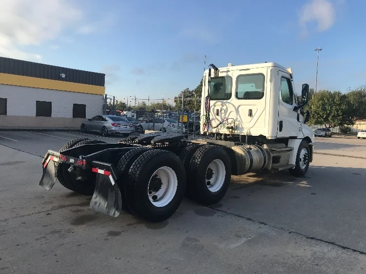 2020 Freightliner Cascadia - image 7
