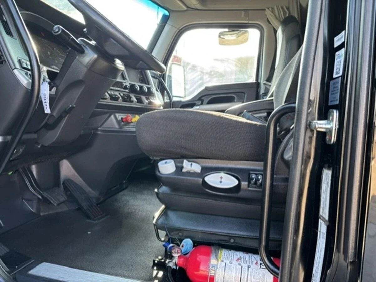 2023 Kenworth T680 — photo 11