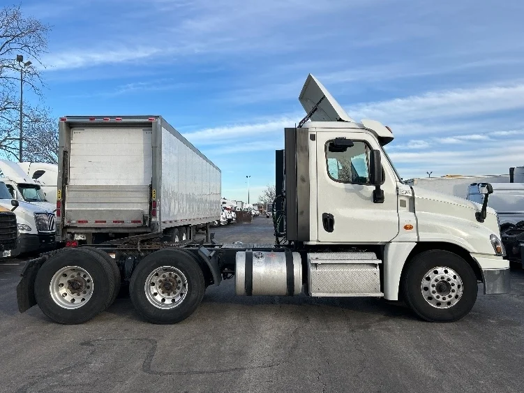 2019 Freightliner Cascadia - image 8