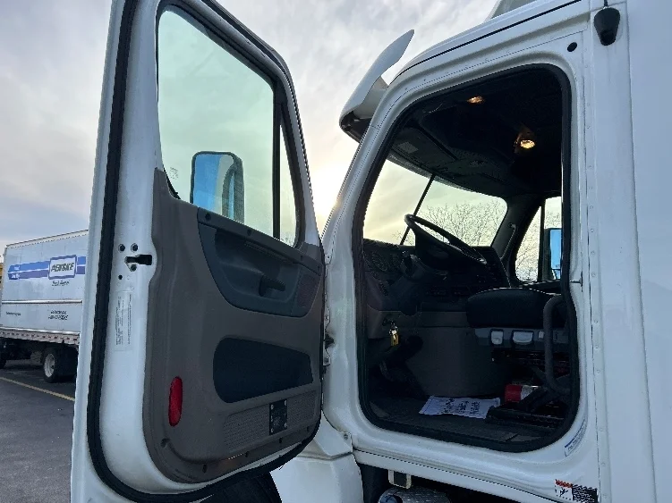 2019 Freightliner Cascadia - image 9