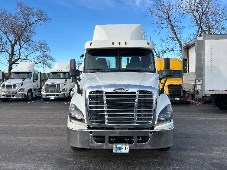 2019 Freightliner Cascadia - image 2