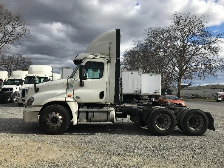 2019 Freightliner Cascadia in Cleona, PA — photo 4