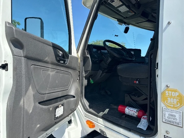 2020 International LT - image 9