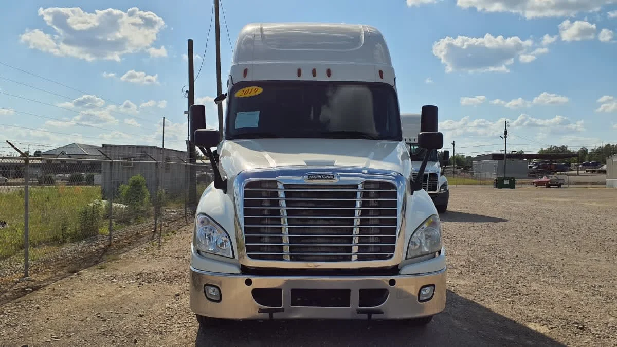 2019 Freightliner Cascadia - image 2