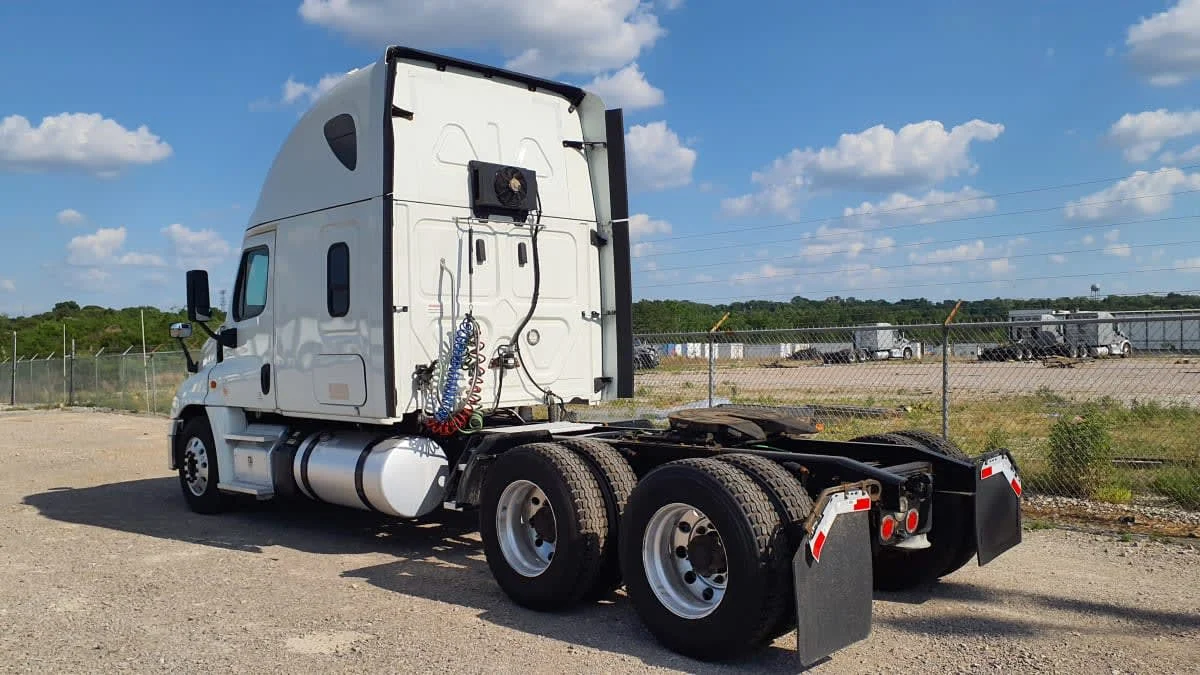 2019 Freightliner Cascadia - image 6