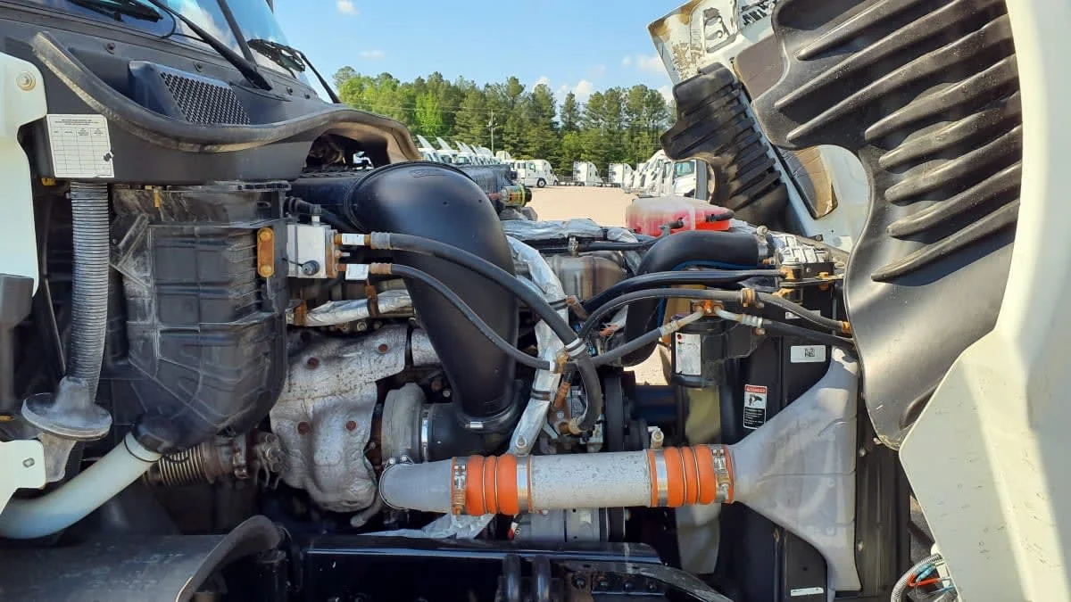 2019 Freightliner Cascadia - image 10